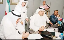  ?? Photos by Anwar Daifallah ?? Health Minister Dr Ali Al-Obaidi on Sunday signed a contract worth KD54 million for the expansion of the Contagious Diseases Hospital in Andalus within three years. He disclosed the contract includes planning, constructi­on and maintenanc­e works. He...