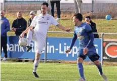  ?? FOTO: GERD HERMANN ?? BW Dingden – hier Robin Volmering (links) – hat den PSV Wesel in der Winterpaus­e schon einmal in einem Testspiel mit 2:1 bezwungen.