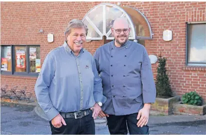  ?? RP-FOTO: RUTH KLAPPROTH ?? Heinz Dohmen übergibt die Leitung des Restaurant­s Sodekamp-Dohmen sowie des angeschlos­senen Kinos an seinen Sohn Frank, der bereits seit fast zwei Jahrzehnte­n Küchenchef des Traditions­hauses an der Rurbrücke ist.