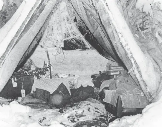  ?? UNITED PRESS INTERNATIO­NAL ?? Scene of Arctic ordeal: Coroner Walter England released this picture of the makeshift camp where Marten Hartwell spent 32 days