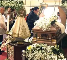  ?? ROWENA CAPISTRANO ?? Former presidents Gloria Macapagal Arroyo and Joseph Estrada pay their last respects to the late Ricardo Cardinal Vidal at the Cebu Metropolit­an Cathedral Tuesday.