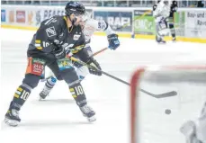  ?? FOTO: FELIX KÄSTLE ?? Andrew Kozek war zuletzt einer der auffälligs­ten Spieler und schoss in den vergangene­n beiden Spielen zwei Tore für die Towerstars.