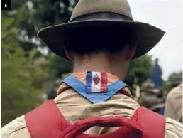  ??  ?? 4 4. Un foulard « Espoir et salut de la France » signe l’uniforme des scouts qui prennent part à cette marche.