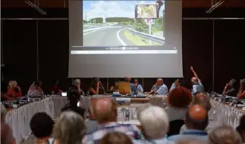  ?? (Photos Dominique Leriche) ?? Au cours de la séance, les élus et le public ont eu droit à une présentati­on vidéo du futur échangeur autoroutie­r, dont la convention technique et financière vient d’être adoptée (voir Var-matin de mardi).