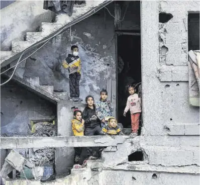  ?? Europa Press ?? Unos niños, en un edificio en ruinas de Rafah.