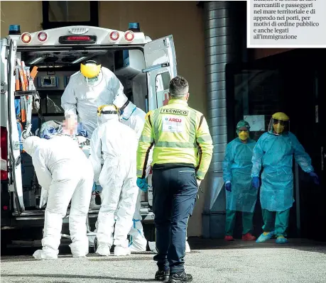  ??  ?? A Milano
Un caso di sospetto contagio da coronaviru­s portato ieri in ambulanza al reparto malattie infettive dell’ospedale Luigi Sacco