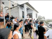  ??  ?? Vecinos de Mariana le dieron el último adiós en su domicilio. Ellos la recuerdan como una mujer tranquila.