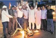  ?? CHANDAN PAUL/HT ?? Congress activists burn an effigy of chief minister Raghubar Das in Dhanbad on Wednesday.