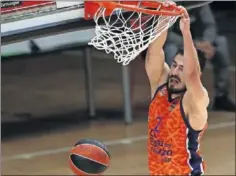  ??  ?? Nikola Kalinic machaca en un partido del Valencia Basket.