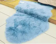  ?? FOTO: ALEJANDRO AMADOR ?? estilo Las alfombras peludas hacen que el espacio se vea mucho más chic, esta pieza está disponible en Zara Home.