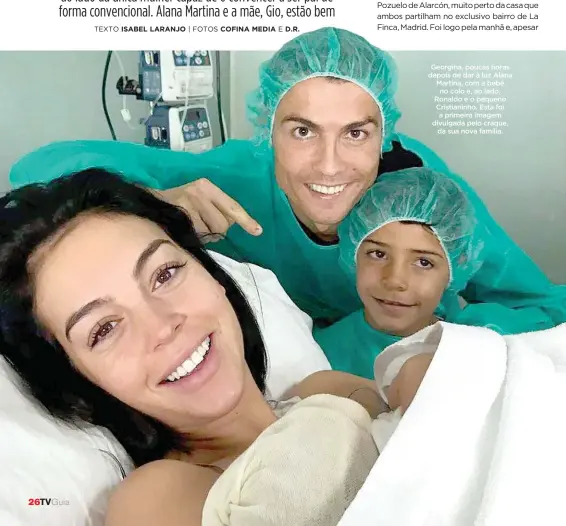  ??  ?? Georgina, poucas horas depois de dar à luz Alana Martina, com a bebé no colo e, ao lado, Ronaldo e o pequeno Cristianin­ho. Esta foi a primeira imagem divulgada pelo craque,
da sua nova família.