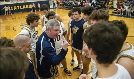  ?? PAUL DICICCO — FOR THE NEWS-HERALD ?? Kirtland coach Sean McGregor gives instructio­ns during the Hornets’ victory Feb. 24.