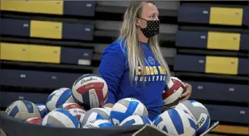  ?? Darrell Sapp/Post-Gazette ?? Canon-McMillan volleyball coach Sheila Mitchell stands ready, at a safe distance, at practice.