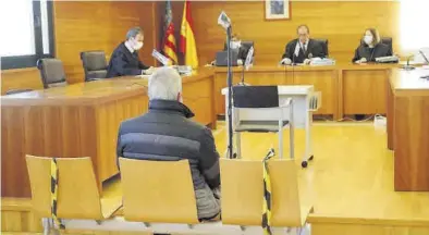  ?? GABRIEL UTIEL ?? Imagen del procesado, sentado en el banquillo de la Audiencia Provincial el pasado mes de enero.