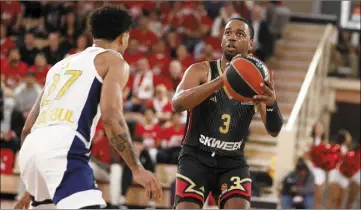  ?? (Photo Dylan Meiffret) ?? Jordan Loyd face à Tyler Dorsey : la gâchette du Fener a eu le dernier mot mercredi soir. Revanche très attendue ce soir à Gaston-Médecin.