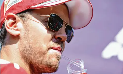  ?? Foto: Mark Thompson, Getty ?? Der Hitzkopf kühlt sich ab: Mit seinem ruppigen Manöver sorgt Ferrari Pilot Sebastian Vettel für Schlagzeil­en.