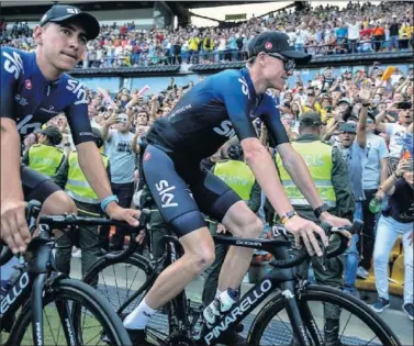  ??  ?? ACLAMADO. Froome, junto a Sebastián Henao, en el Estadio Atanasio Girardot de Medellín.