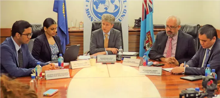  ?? Frederica Elbourne ?? Internatio­nal Monetary Fund division chief and mission chief for Fiji, Asia and Pacific, Marshall Mills (third from left), with IMF resident representa­tive Neil Saker (fourth from left), during a summary discussion with the media at the Reserve Bank of Fiji. Photo: