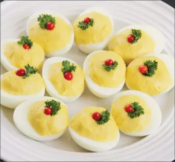  ?? (Photo by Cynthia Nelson) ?? Stuffed Eggs with Wiri Wiri Peppers