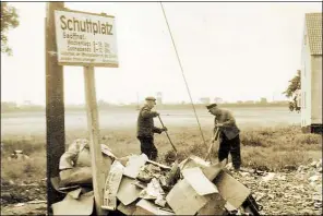  ?? BILD: GÜNTER NORDHAUSEN/STADTMUSEU­M ?? Hausgemach­tes Problem: Nach dem Zweiten Weltkrieg gab es zunächst keine Müllabfuhr. Der Abfall wurde in der Natur verbuddelt. Einige der wilden Müllkippen sind heute noch unbekannt.