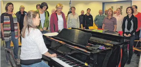  ?? FOTO: ANTHIA SCHMITT ?? Dirigentin Baiba Urka probt mit den Sängerinne­n und Sängern des Gesangvere­ins für das große Konzert Ende November.