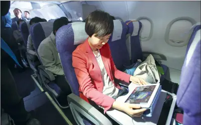  ?? LI DONG / FOR CHINA DAILY ?? A passenger browses the internet on a flight from Beijing to Chengdu in Sichuan province.