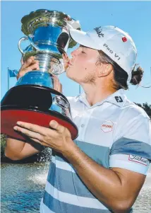  ?? Picture: AAP ?? Jake McLeod with the Kel Nagle Cup.