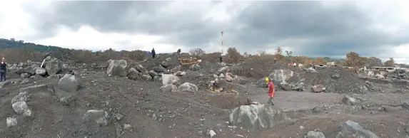  ??  ?? Inhóspito, gris, con grandes piedras en el suelo arenoso. Así luce la Zona Cero, en las faldas del Volcán de Fuego de Guatemala, que hizo erupción el pasado 3 de junio.