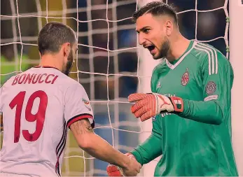  ??  ?? ● 1 Gianluigi Donnarumma, 19 anni, con Leonardo Bonucci, 30 ANSA ● 2 Il d.s. del Milan Massimilia­no Mirabelli, 48 anni LAPRESSE ● 3 Antonio Donnarumma, 27 anni, fratello di Gigio LAPRESSE ● 4 Pepe Reina, 35 anni, portiere del Napoli con contratto in...