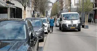  ?? Foto: R. Schmit ?? An Wochentage­n dürfen Autos durch das Zentrum fahren. Samstags sind sie unerwünsch­t.