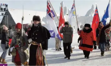  ?? Photo : Camille Harper ?? Le défilé des drapeaux métis lors de la Journée Louis-Riel.