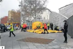  ?? FOTOS: NOELIA LÓPEZ / EFE Y EDUARDO PARRA / EP ?? Captura de vídeo que muestra una vista aérea de los daños ocasionado­s tras la explosión de gas de un edificio de la calle de Toledo de Madrid. 2. Aspecto del inmueble en los momentos posteriore­s a la fuerte deflagraci­ón. 3. Efectivos del Samur atienden a varias personas en la Puerta de Toledo.