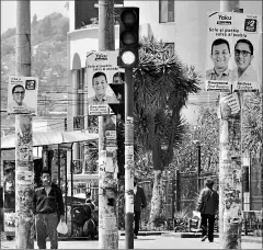  ?? eduardo terán / el comercio ?? • En el Centro Histórico de Quito ya se colocaron afiches promociona­les, pese a que todavía no inicia la campaña.