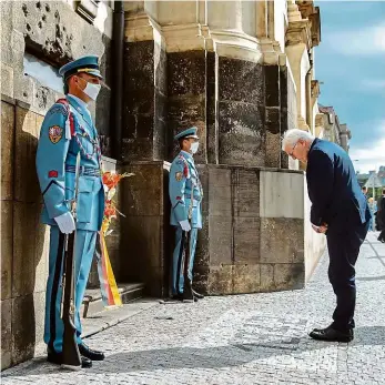  ??  ?? U krypty Poprvé v historii se německý prezident poklonil památce českoslove­nských vojáků, kteří v roce 1942 zlikvidova­li nacistické­ho pohlavára Reinharda Heydricha. Frank Walter Steinmeier navštívil v Praze i kryptu kostela sv. Cyrila a Metoděje, v němž po boji s německou přesilou padlo sedm parašutist­ů.