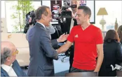  ??  ?? ENCUENTRO. El embajador qatarí, Al Kuwari, saluda a Xavi.