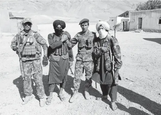  ?? Foto: Efe ?? Milicianos talibanes saludan a soldados del ejército afgano como gesto de buena voluntad.