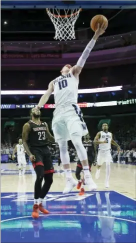  ?? MATT SLOCUM — THE ASSOCIATED PRESS ?? For the second straight game, Villanova’s Donte DiVincenzo was a force Tuesday night, scoring 20 points in a win over Nicholls at Wells Fargo Center.