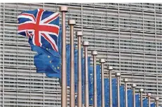  ??  ?? Die britische Flagge flatterte lange neben den EU-Fahnen in Brüssel. Von heute an geht es dort um den Austritt des Union Jack aus der Gemeinscha­ft.
FOTO: DPA