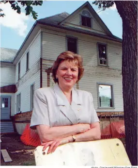  ?? Photo : Gracieuset­é Winnipeg Free Press ?? Annette Saint-Pierre pose devant la maison natale de Gabrielle Roy, sise rue Deschambau­lt, au moment où les travaux de rénovation­s commençaie­nt. Elle s’appuie sur le panneau qui confirme la dimension historique de l’endroit.