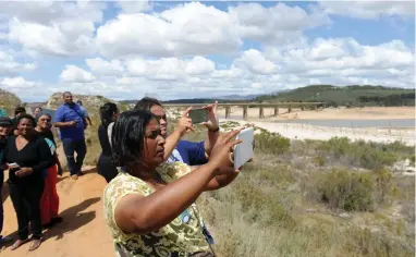  ?? PICTURE: HENK KRUGER/AFRICAN NEWS AGENCY (ANA) ?? DAY ZERO IS REAL: The Western Cape MEC of Social Developmen­t, Albert Fritz, led a group from registered NGO-run old-age homes to view the empty Theewaters­kloof Dam.