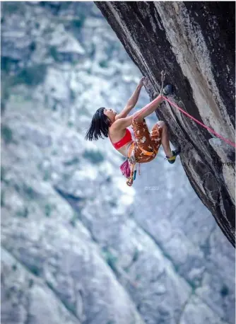  ?? © Jan Novak. ?? Ashima Shirashi, l'enfant prodige, la grimpeuse de tous les records de précocité, ici dans Face Bouc (8c) sur le granite somptueux d'Ailefroide.