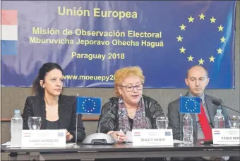  ??  ?? Tania Marques (i), Renate Weber (jefa de misión) y Paolo Berizzi (embajador de la UE).