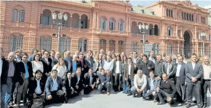  ?? DIEGO DÍAZ ?? En la Casa Rosada. Tras presentar el amparo, los alcaldes llevaron una carta para el Presidente.