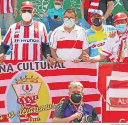  ?? ERASMO FENOY ?? Peñistas de La Bufanda, en el pasado playoff de ascenso.