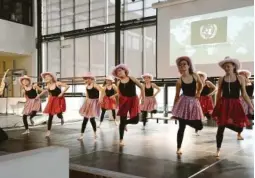  ??  ?? COWGIRLS: En gruppe fra Allegro ballettstu­dio underholdt med dans.