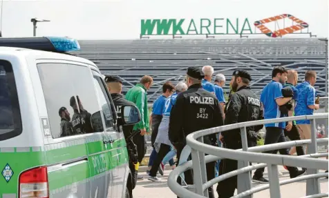  ?? Foto: Michael Hochgemuth ?? Bei Spielen in der WWK-Arena ist die Polizei stets vor Ort. Beim Pokalspiel vergangene Woche kam es bei einem Fanmarsch zu Auseinande­rsetzungen zwischen Einsatzkrä­ften und FCA-Ultras. Seither machen sich beide Seiten gegenseiti­g Vorwürfe.