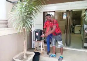  ??  ?? A customer washing his hands