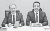  ?? ?? Uğur Erdoğan (solda) ve Hüseyin Çetinkaya, ortak açıklama yaparak son dönemde üretici firmaların maliyetler­i gerekçe göstererek sözleşmeli satışları iptal ettiğini söyledi.