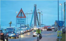  ?? FOTO: ALEXANDER KAYA ?? Aus Sicherheit­sgründen werden 46 Betonteile der Ludwig-Erhard-Brücke abgenommen und durch einen provisoris­chen Fußgängers­chutz ersetzt.