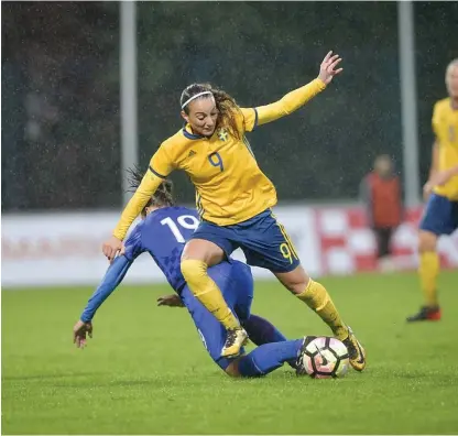  ?? Bild: JESSICA GOW ?? SLITIGT. Spelarna hade det slitigt på den blöta planen. Här är det 2-0-målskytten Kosovare Asllani som vinner bollen från Kroatiens Sandra Zigic.